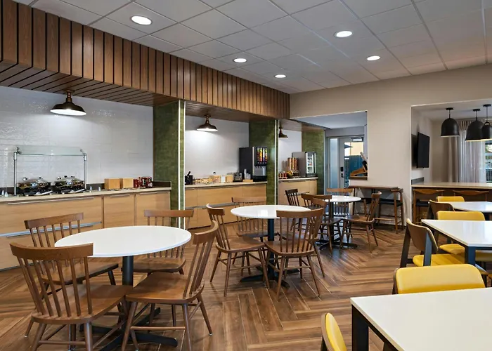 Fairfield By Marriott & West Chandler Hotel 3*
